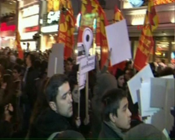 TOMA'ya karşı bedenini siper etti