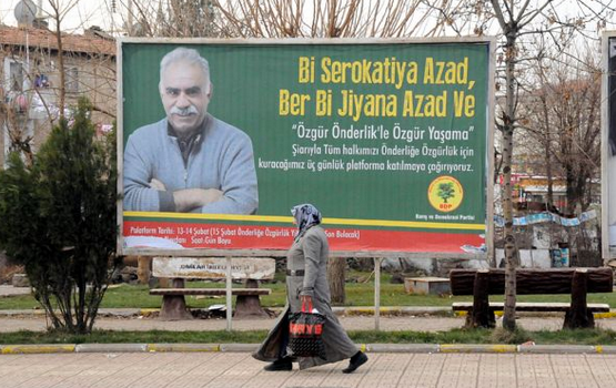 Diyarbakır'daki bilboardlarda Abdullah Öcalan afişleri