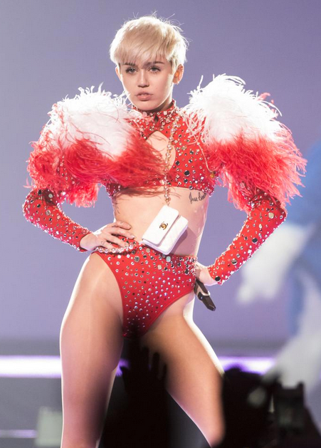 Miley Cyrus şovuyla nefesleri kesti