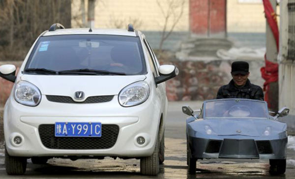 Çinli dededen torununa minik Lamborghini!