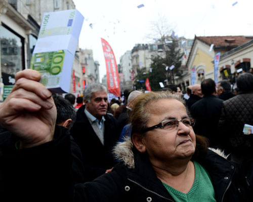 CHP'lilerden Taksim'de yolsuzluk protestosu