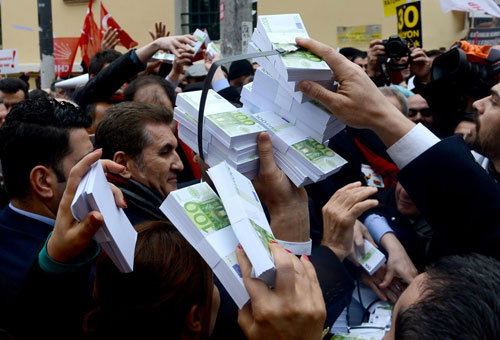 CHP'lilerden Taksim'de yolsuzluk protestosu