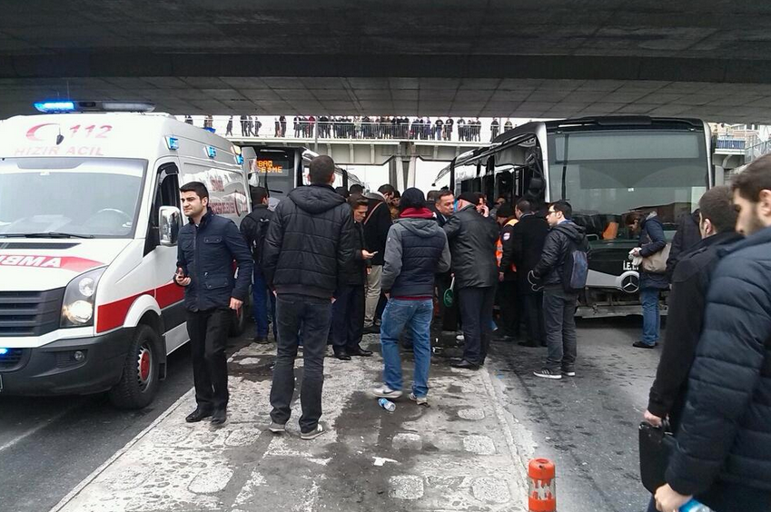 Metrobüs kaza yaptı yaralılar var