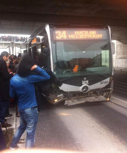 Metrobüs kaza yaptı yaralılar var