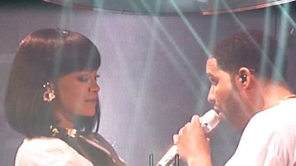 Rihanna Paris'te sahneye çıktı!