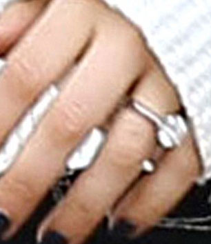 Mila Kunis'in yüzüğü dikkat çekti!