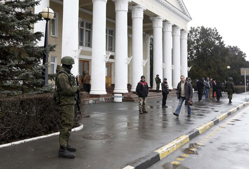 Rus askerleri Kırım havaalanını işgal etti