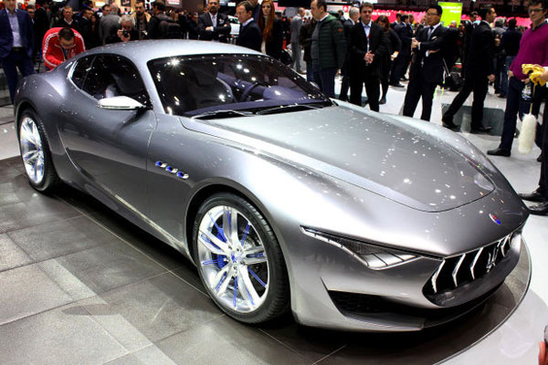 Maserati Alfieri Cenevre'nin gözbebeği oldu!