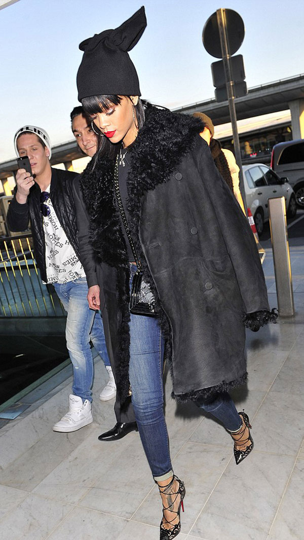 Rihanna Paris'i terk etti!