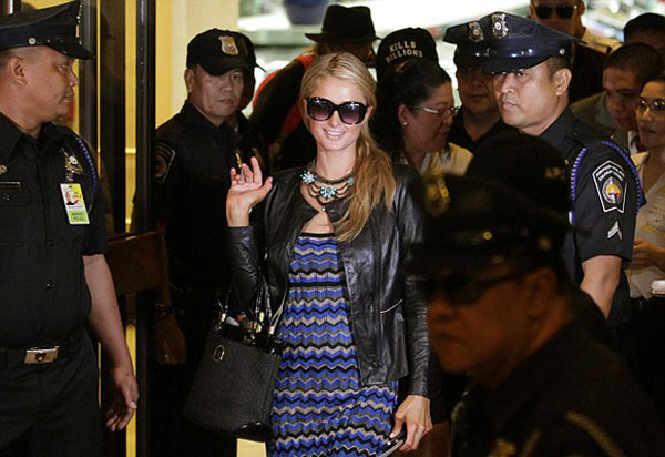 Paris Hilton Filipinler'de kameralara yakalandı