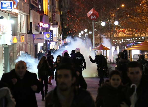 Berkin Elvan'ın ölümü protesto ediliyor