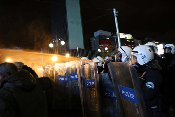 Berkin Elvan'ın ölümü protesto ediliyor