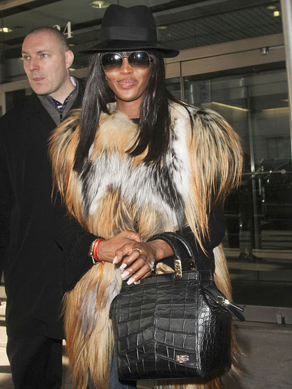 Naomi Campbell düz girdi afro çıktı!