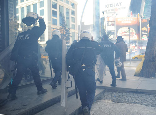 Ankara'da Berkin Elvan eylemine polisten sert müdahale