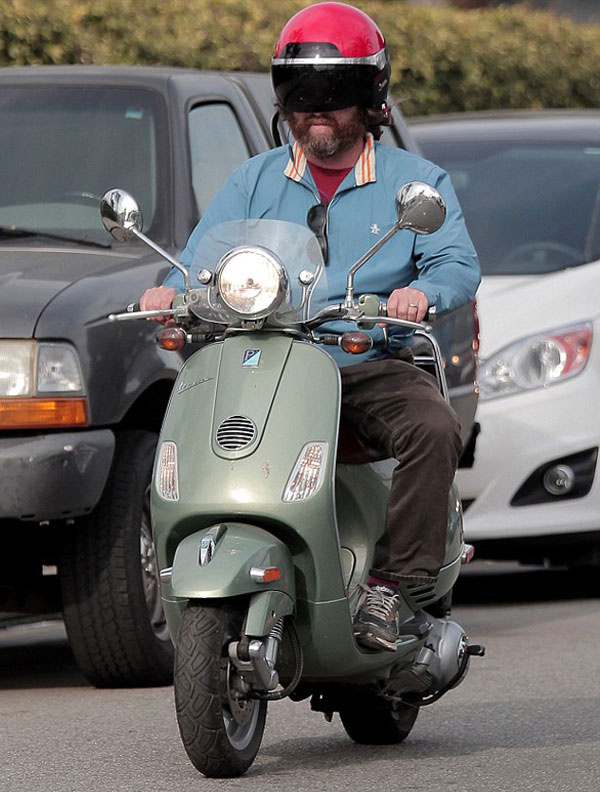 Ünlü oyuncu Vespa'sı ile Kaliforniya turunda