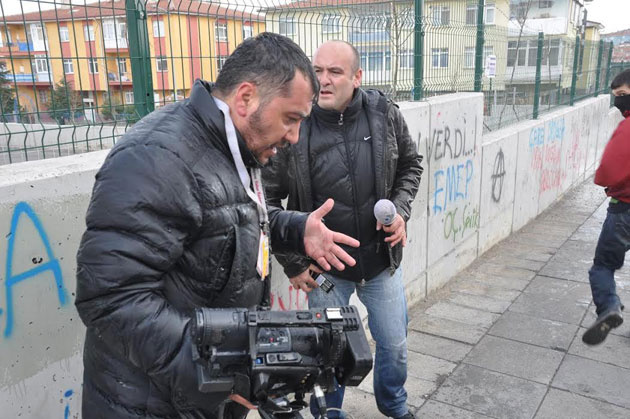 Muhabir ve kameraman da TOMA'nın hedefi oldu