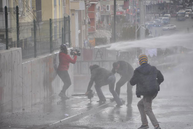 Muhabir ve kameraman da TOMA'nın hedefi oldu