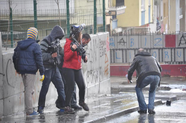 Muhabir ve kameraman da TOMA'nın hedefi oldu