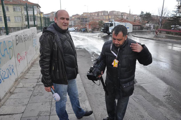 Muhabir ve kameraman da TOMA'nın hedefi oldu