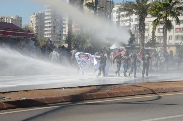 Başbakan Erdoğan'ı protesto eden gruba müdahale