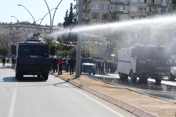 Başbakan Erdoğan'ı protesto eden gruba müdahale