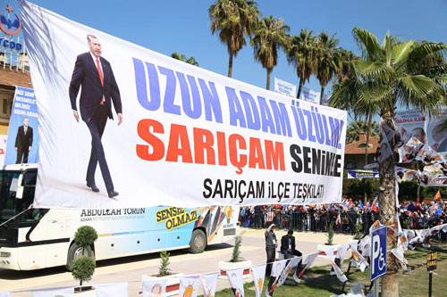 Başbaka Erdoğan'a Adana'da ilginç pankart