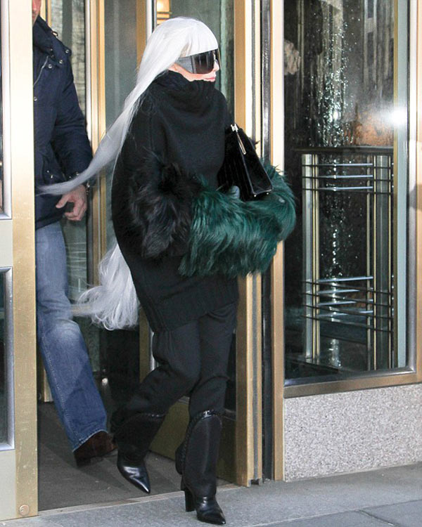Lady Gaga soğuk havalara direniyor!