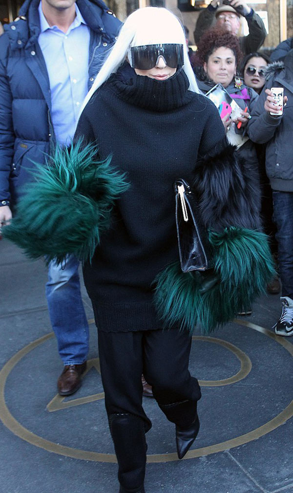 Lady Gaga soğuk havalara direniyor!