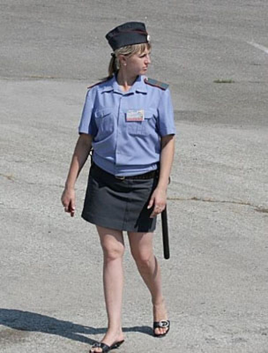 Милиционерша в мини юбках