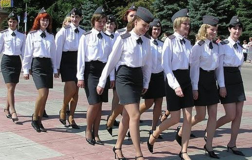 Rus kadın polisler yazı getirdi