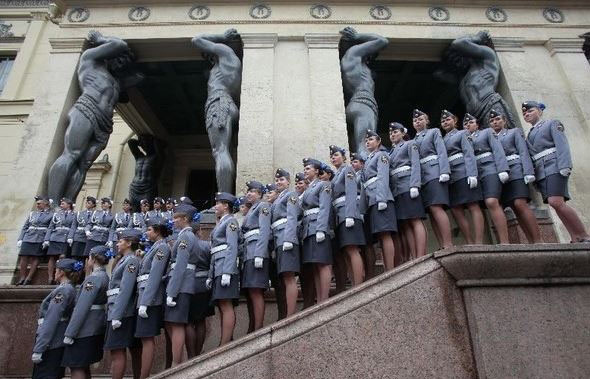 Rus kadın polisler yazı getirdi