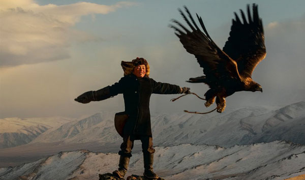 Altay dağlarında kartalıyla avlanan kız 