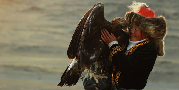 Altay dağlarında kartalıyla avlanan kız 
