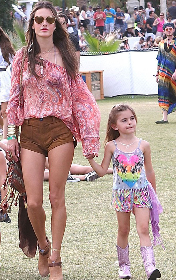 Ünlü model kızı ile festivalde görüntülendi
