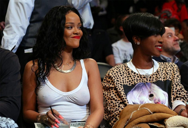 Rihanna iç çamaşırını yine unuttu