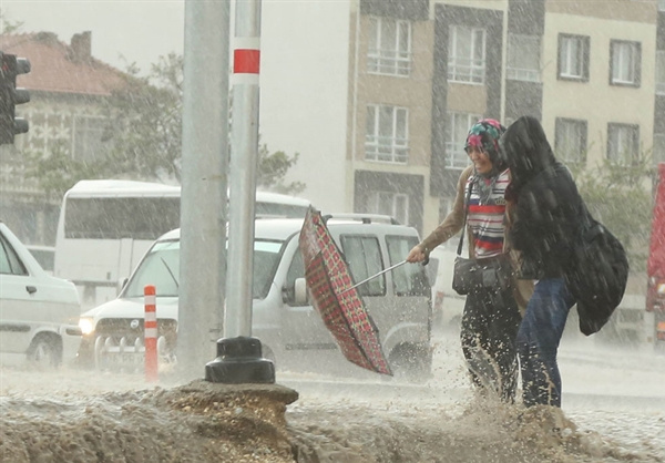 Sağanak yağış Eskişehir'i felç etti