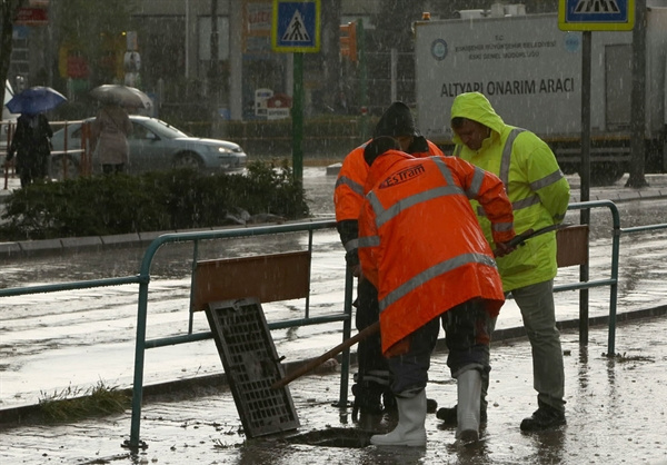 Sağanak yağış Eskişehir'i felç etti