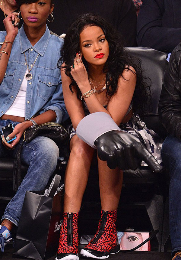 26 yaşındaki ünlü şarkıcı Rihanna