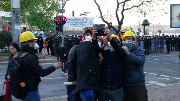 Göstericilerden 1 Mayıs Selfiesi