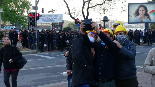 Göstericilerden 1 Mayıs Selfiesi