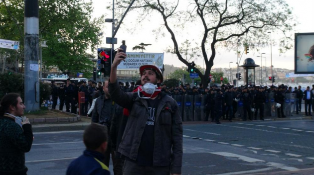 Göstericilerden 1 Mayıs Selfiesi