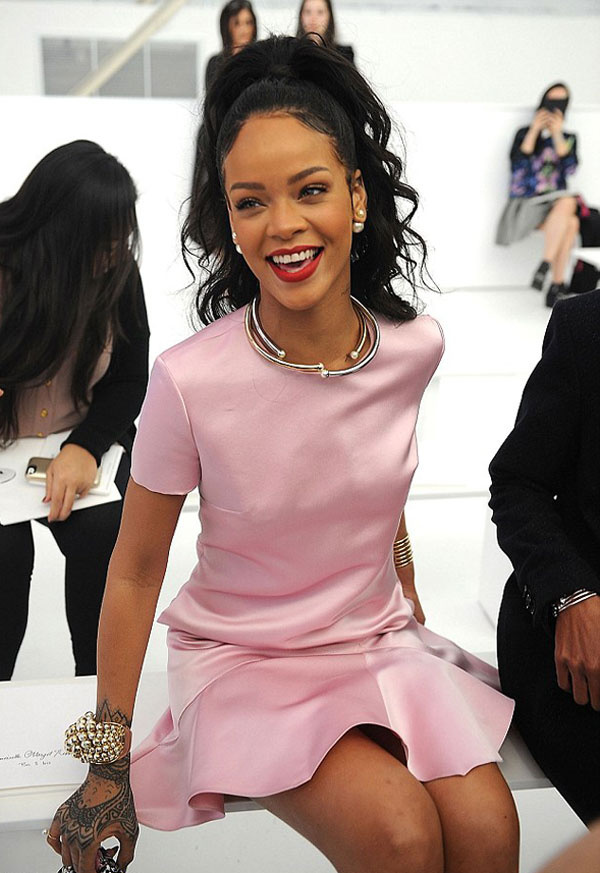 Rihanna Dior defilesindeki elbisesi ile şaşırttı!