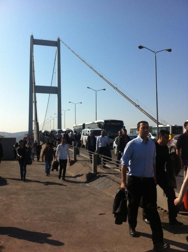 Boğaziçi Köprüsü kilitlendi vatandaş yürüyor