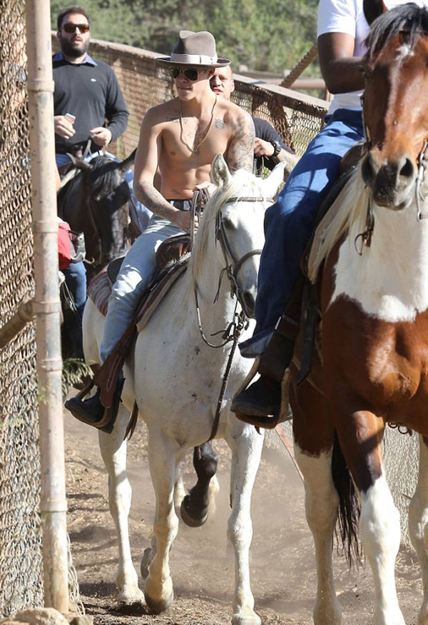 Justin Bieber at üstünde yakalandı