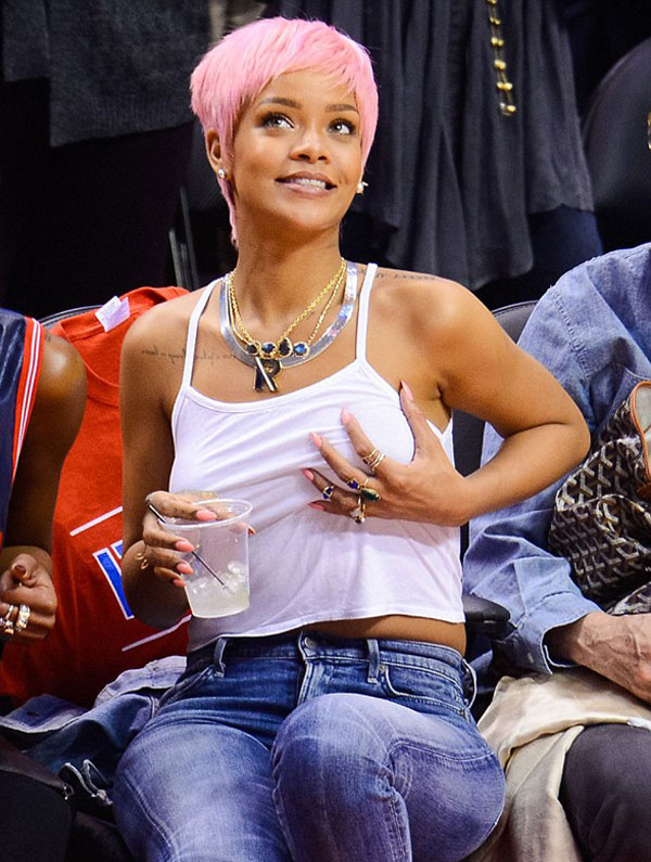 Rihanna yeni saç modeli ile basketbol maçında