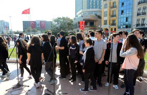 Taksim'de 2 dakika süren tören gerginliği