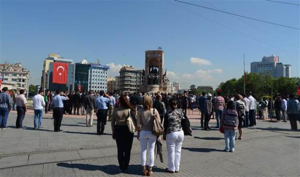 Taksim'de 2 dakika süren tören gerginliği