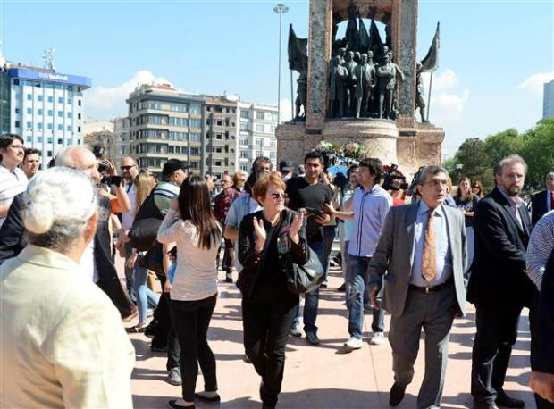 Taksim'de 2 dakika süren tören gerginliği