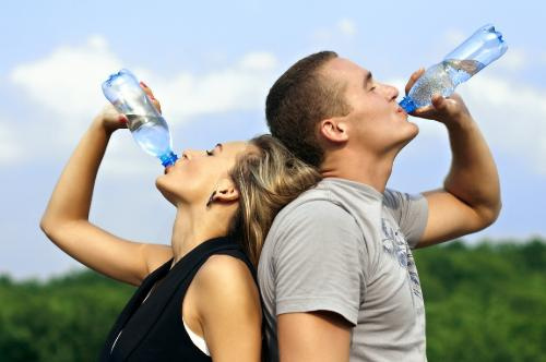 Saat başı bir bardak su tüketmenin faydaları