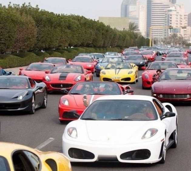 Dubai yollarında Ferrari trafiği